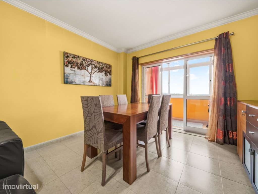 Apartamento T3 com Varanda e Garagem Box, na Quinta da Piedade-5