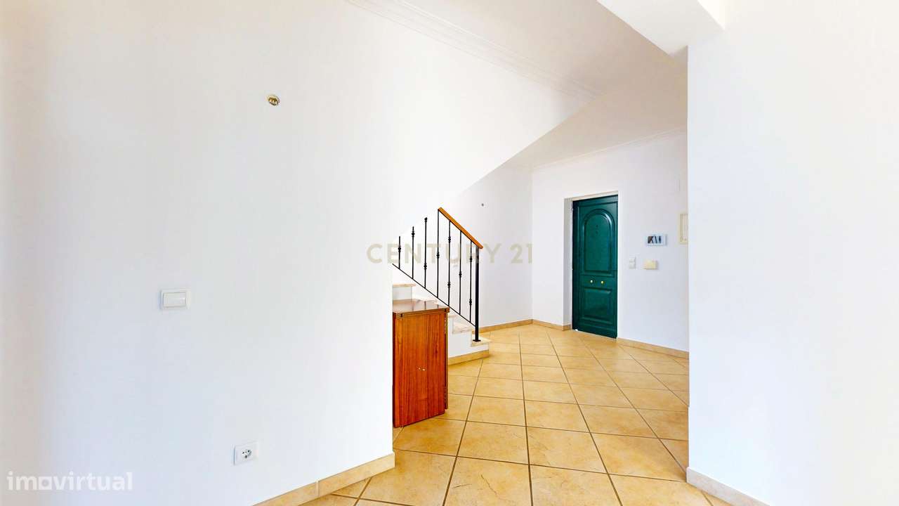 Moradia T4 em Alverca, com Jardim e Garagem-11