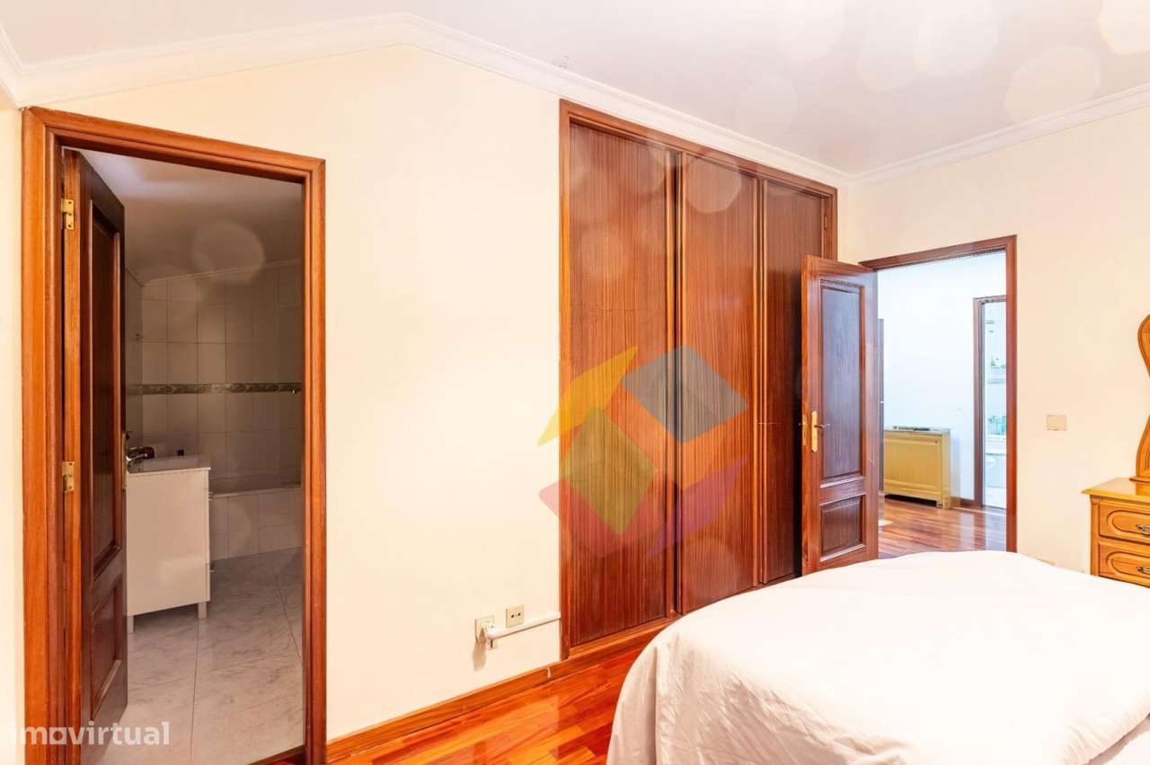 Excelente T2 no Último Andar com Terraços e Garagem em São João de-12