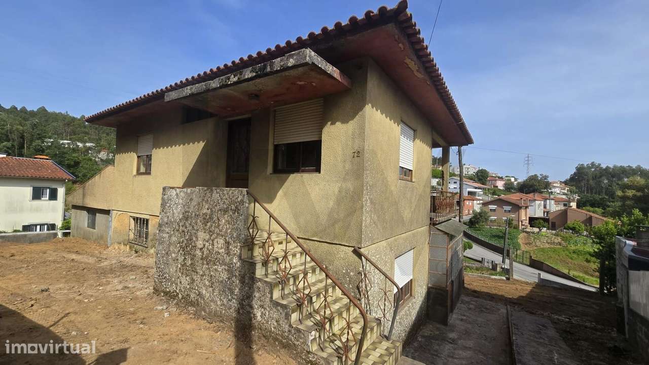 Moradia T3 Isolada com Terreno em Escapães – Excelente Potencial!-1