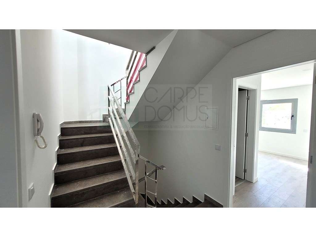 Moradia T2+1 Moderna com Terraços e Estacionamento.-18