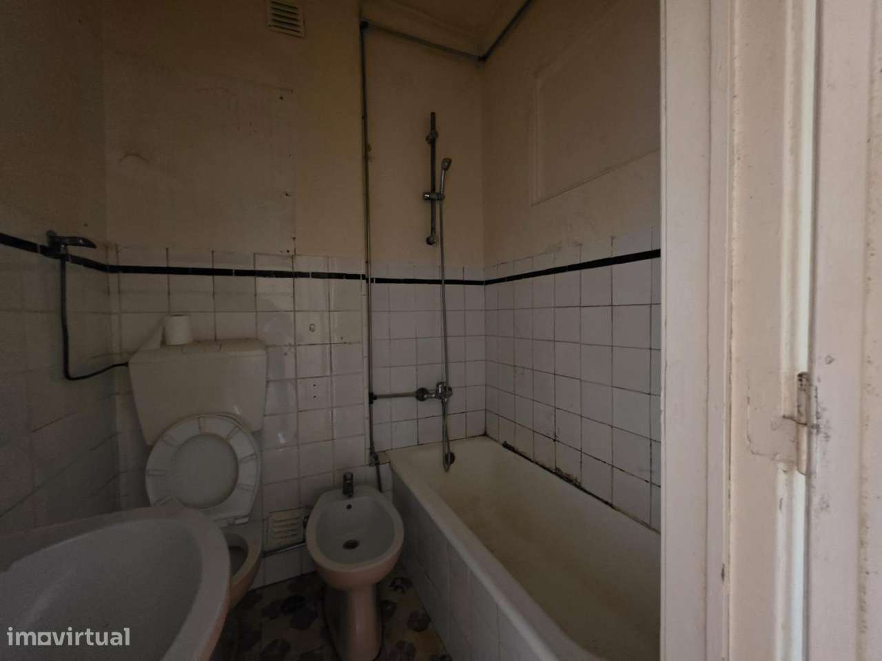 Apartamento T2 para Remodelação Total em Benfica-6