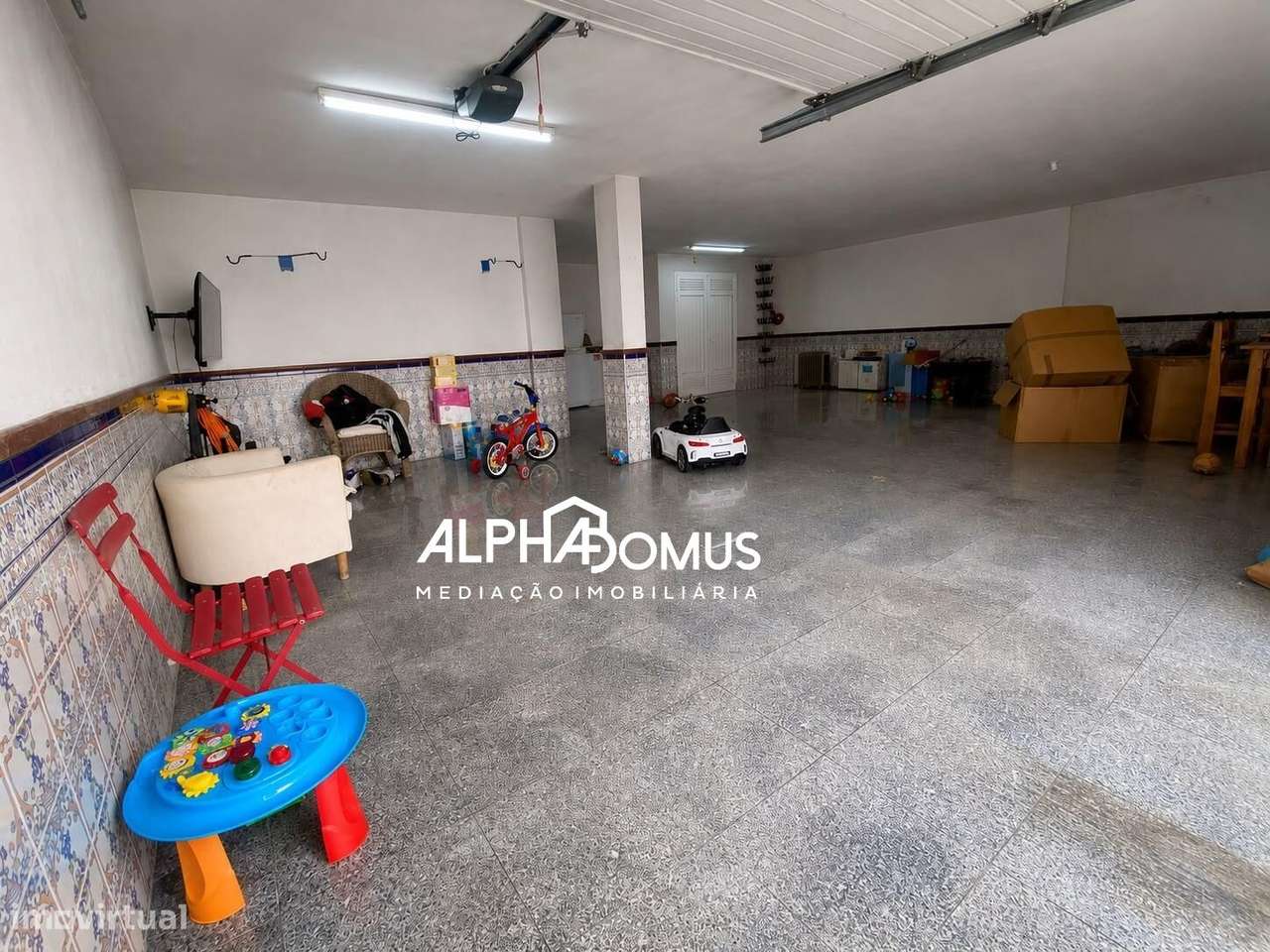 Moradia T4 com Suite, Sotão, Garagem e Espaço Exterior em Valença-37