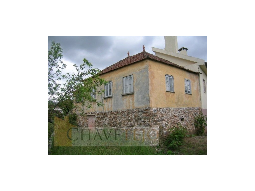 Casa antiga para recuperar, situada na freguesia de Pedró...