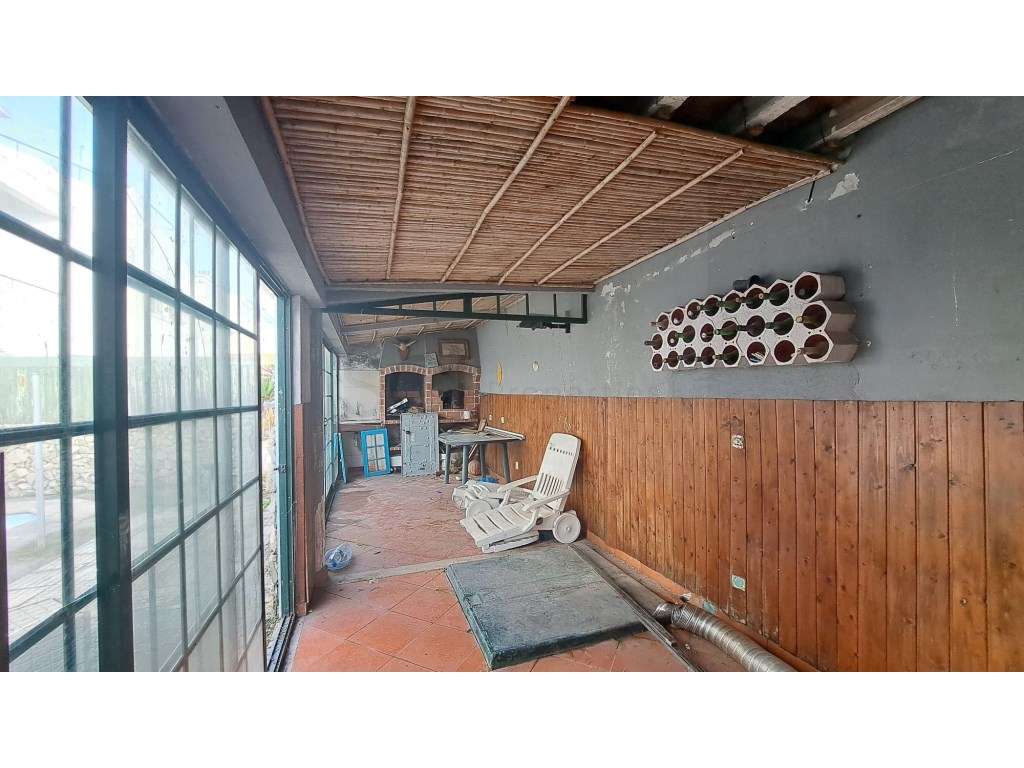 Moradia T3 +1 independente com garagem e piscina em Sesimbra-37