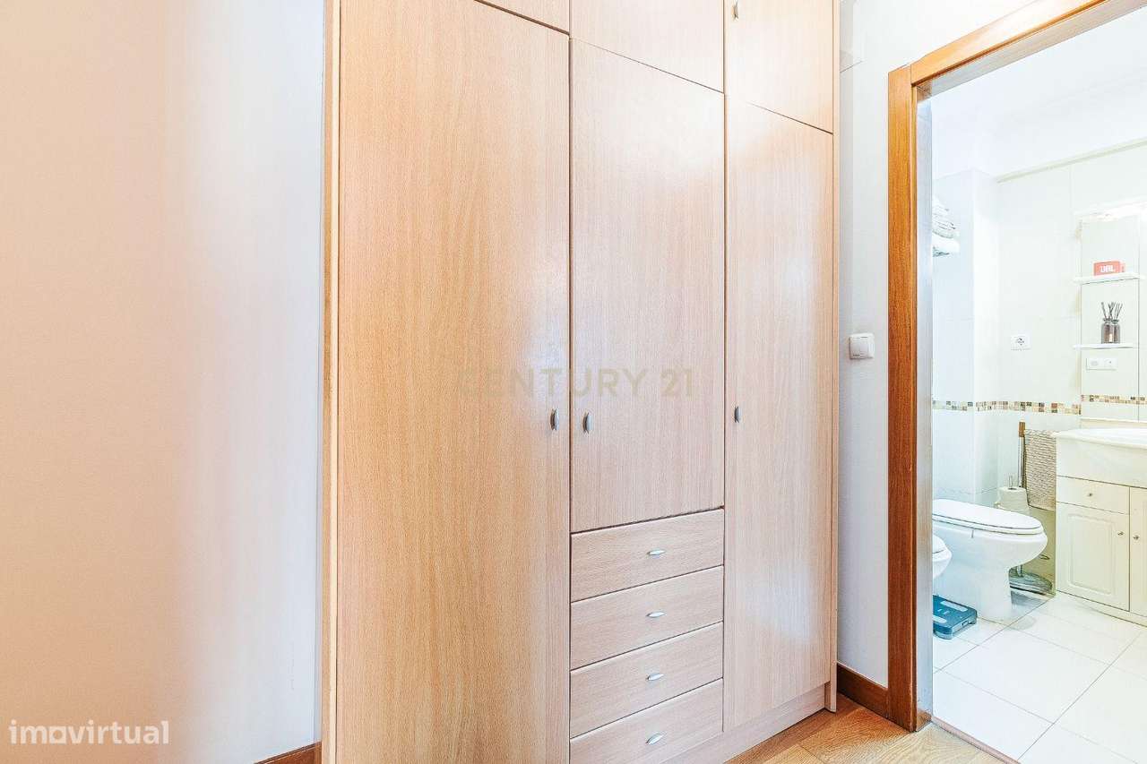 Acolhedor Apartamento T2 com Box e Arrecadação na Brandoa-13