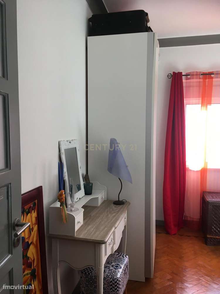 T2 Semi-Remodelado na Cova da Piedade - Excelente Localização!-11