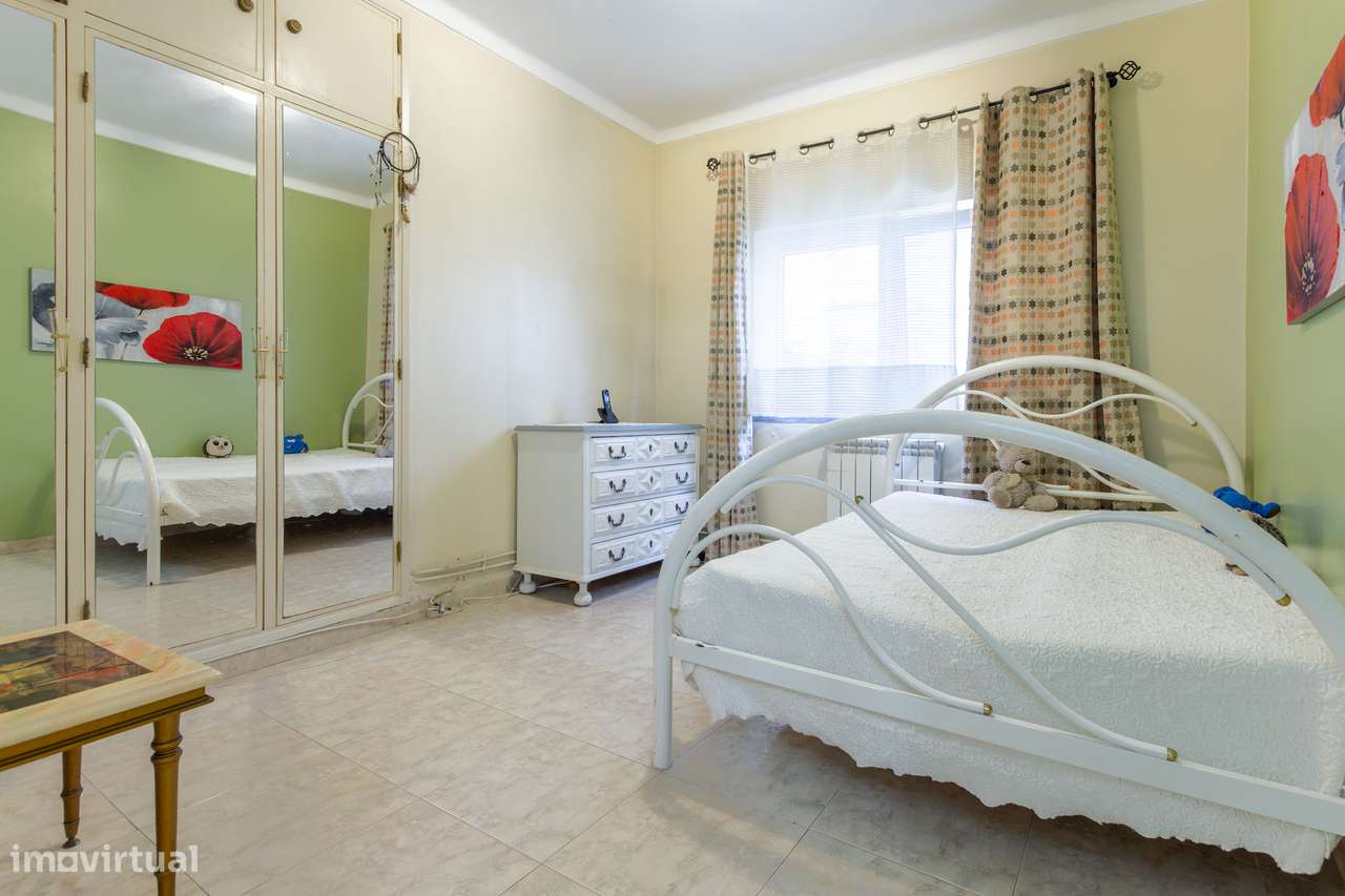 Moradia Bifamiliar com 2 Apartamentos T1 para Habitação e Rendimento-45