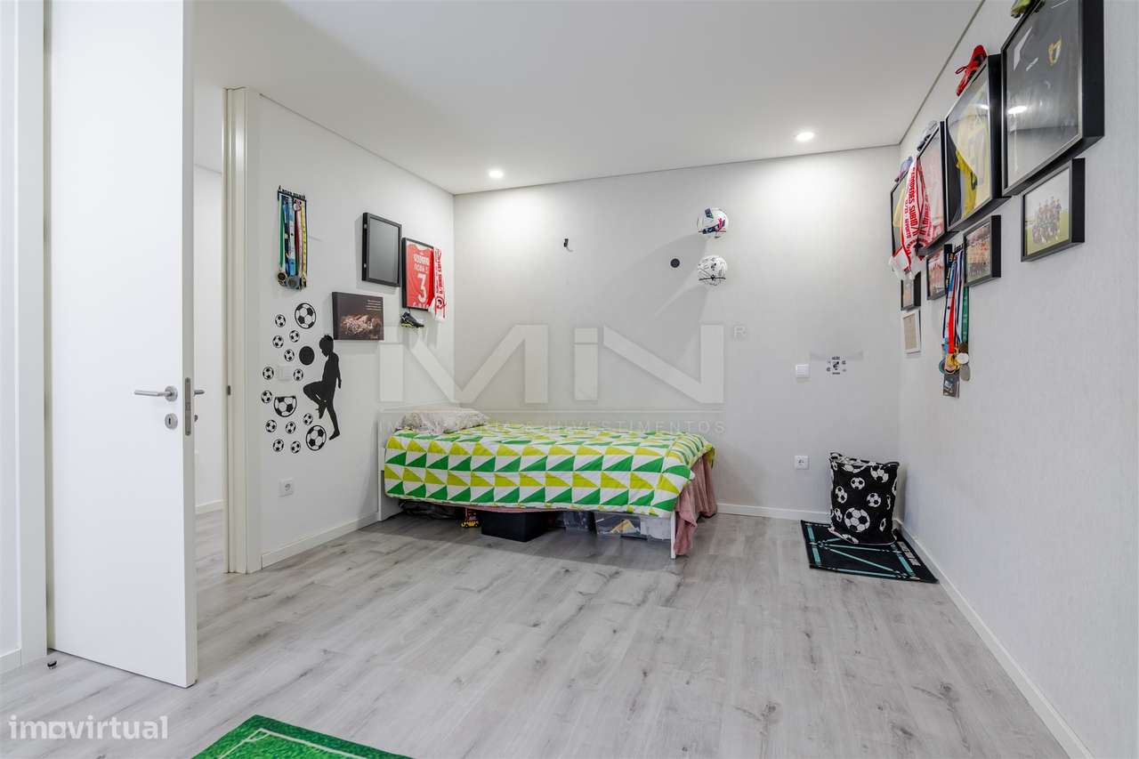 Moradia T4 de 4 Frentes: Elegância e Versatilidade a 2km do Freixo-22