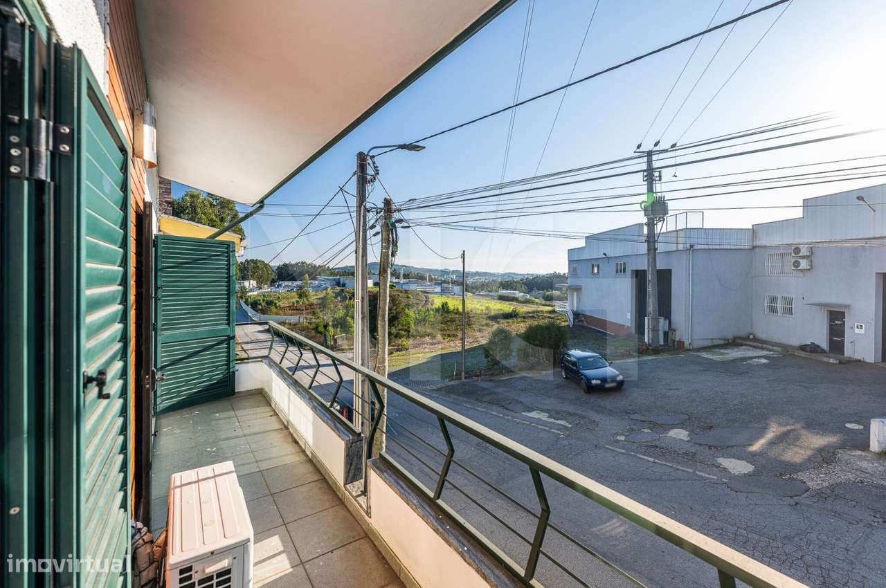 Moradia T4 com pátio, jardim e garagem em Covelas - Trofa-36