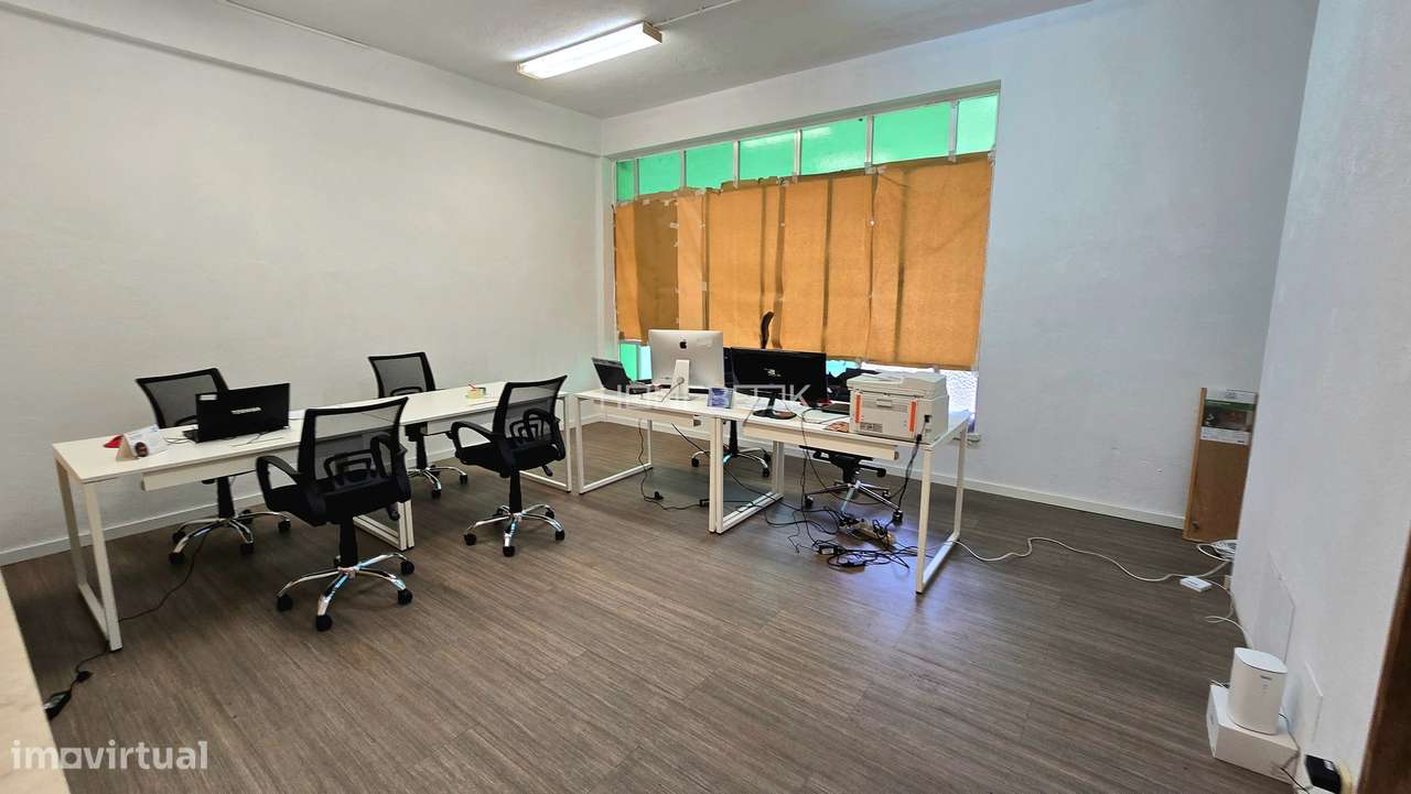 Loja com dois pisos, localizada em frente à Estação da CP da Rinchoa - Grande imagem: 4/10