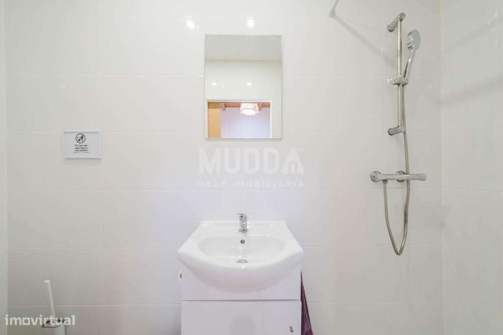 Moradia térrea T1+1 renovada com charme na Rua Direita, 35 mesmo no co-9