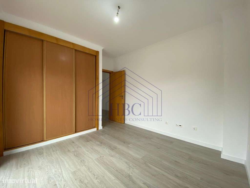 Moradia T5 Moderna e Remodelada no Feijó - Espaço, Conforto e Exclu...-29