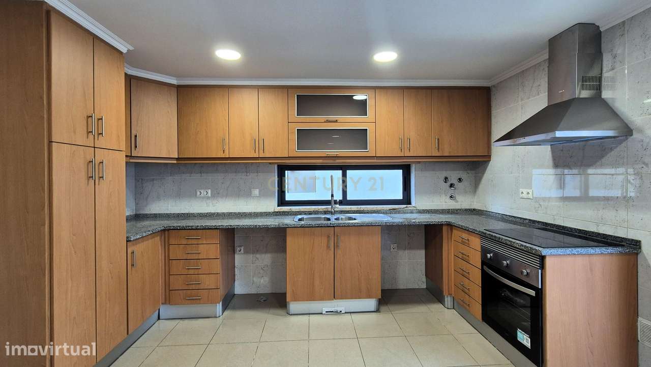 Moradia Isolada T5 de Arquitetura Moderna com Garagem – Quinta da Alem-5