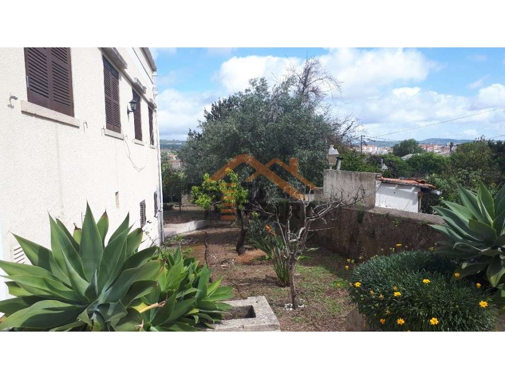 Moradia T7, de traça tradicional, situada no centro de Loures. - Grande imagem: 5/33