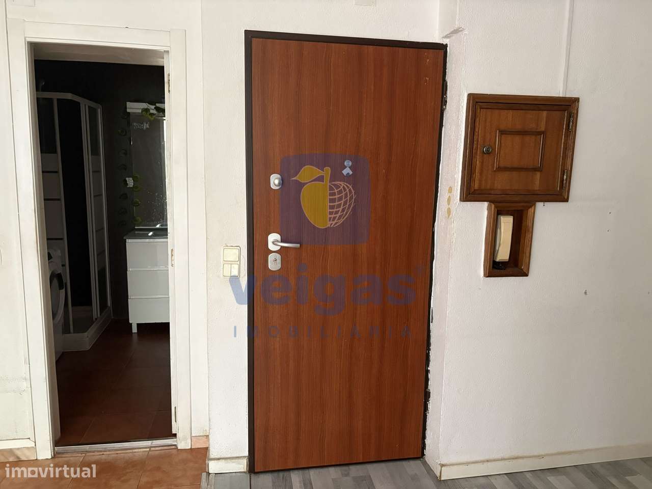 Atelier / Estúdio transformado em T1 no centro da Agualva-7