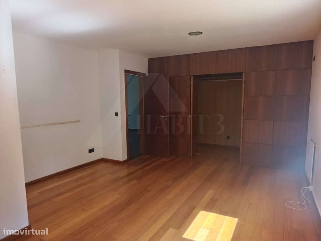 Moradia com terreno envolvente, espaços amplos e excelente potencial-43