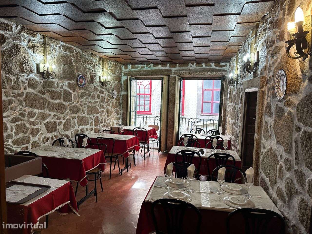 Prédio de 3 pisos para remodelação no centro histórico do Porto - Grande imagem: 4/23