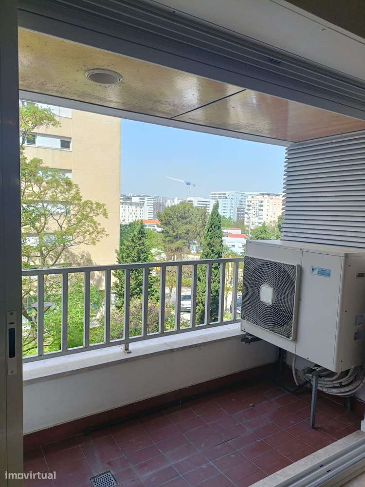 Apartamento T3 moderno junto ao Parque das Conchas-29