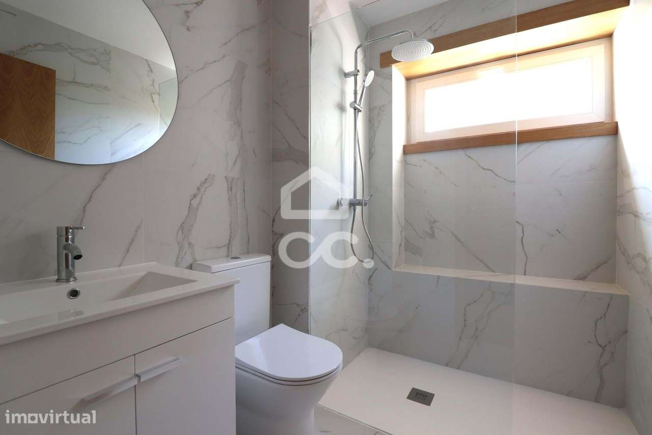 Moradia totalmente remodelada com 6 apartamentos T2 junto à Dias da Si-5