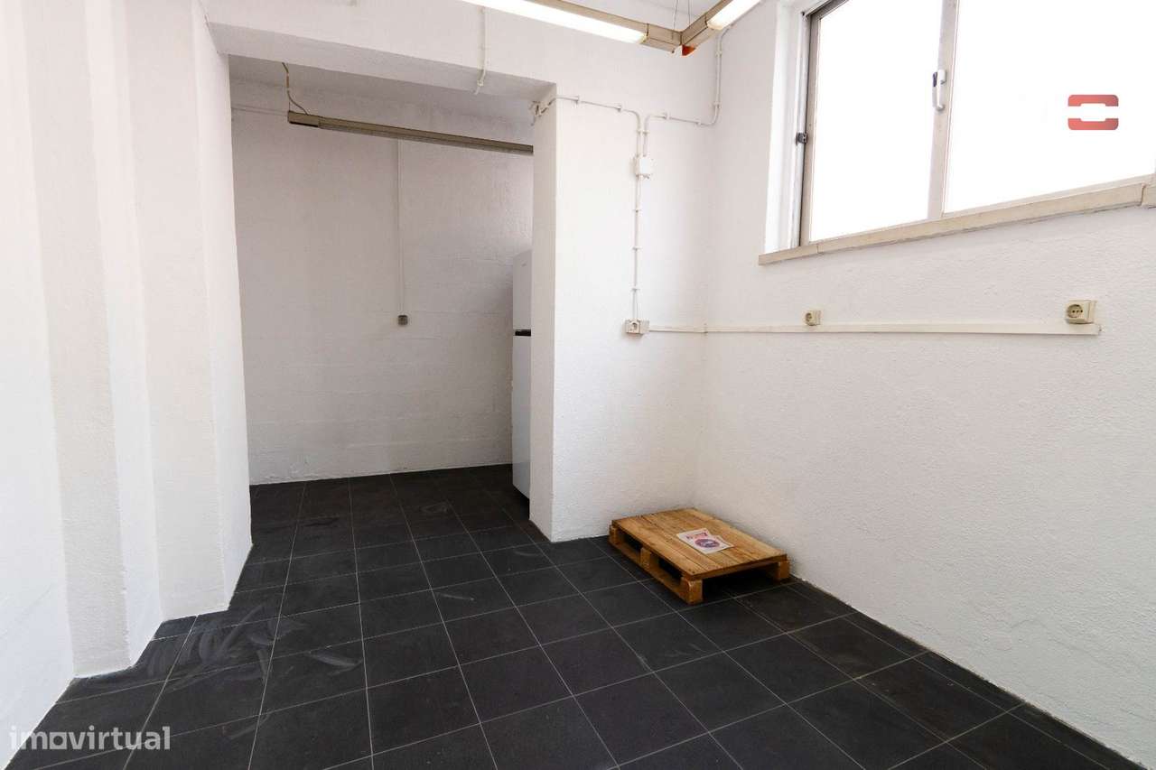 Espaço Comercial / Armazém à Venda - 174m² na Pontinha - Grande imagem: 2/16