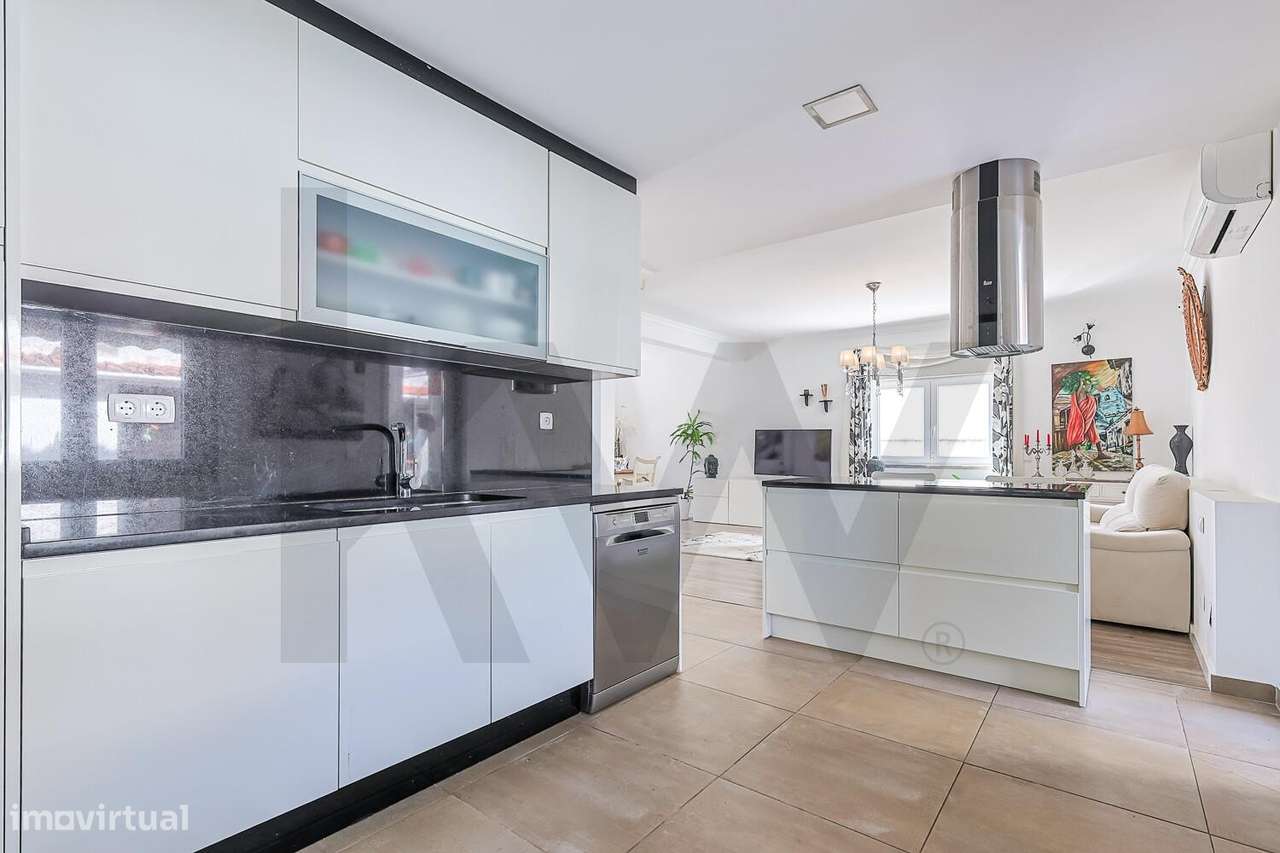 Moradia T4 Renovada na Charneca da Caparica – Conforto Moderno entre a - Grande imagem: 4/25