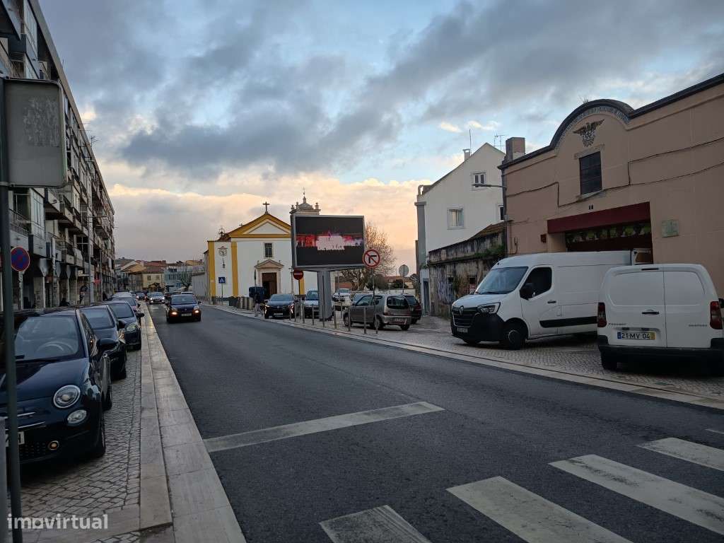 Apartamento T3 Renovado no centro de Camarate, Loures-11