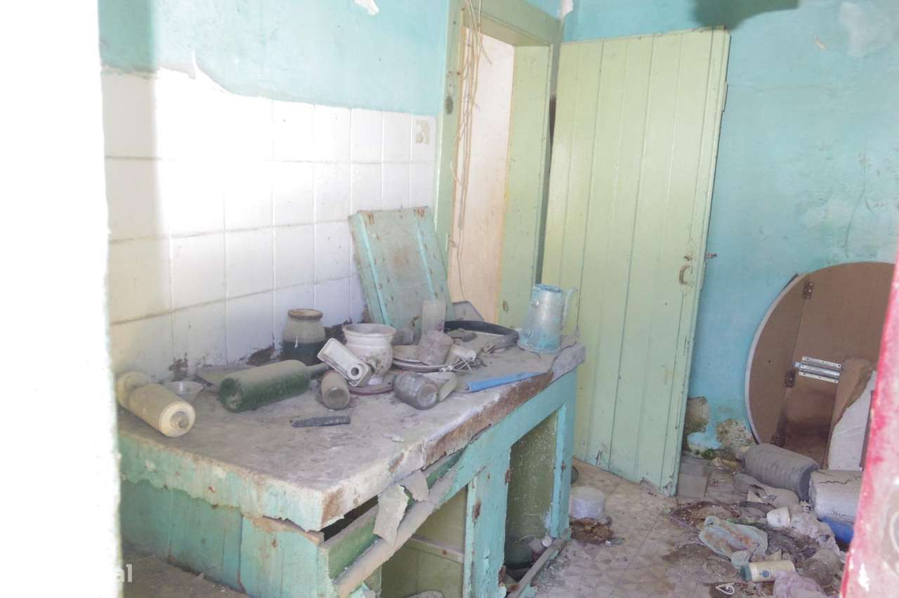 Terreno com Ruina e Projeto em curso para Moradia T2 Geminada , no...-24