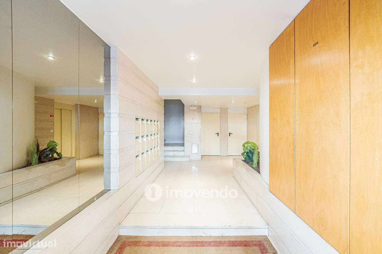 Apartamento T3, com garagem e arrecadação, na Ramada-47