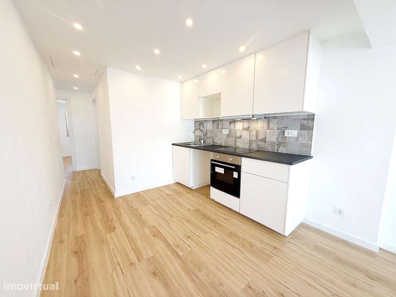 T2 remodelado c/ varanda e vista rio!-0