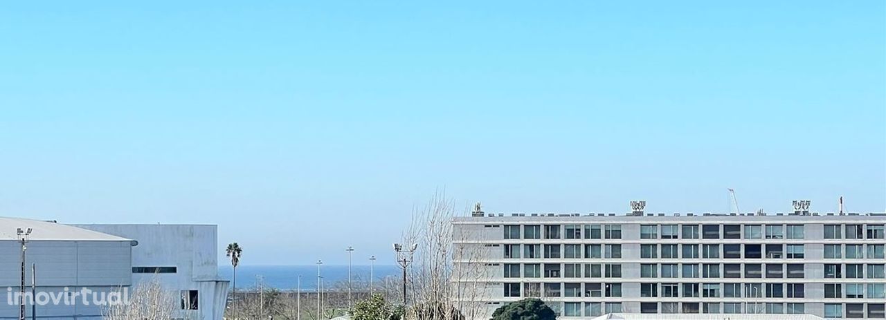 Apartamento T3 com terraço e vista mar em Matosinhos Sul.