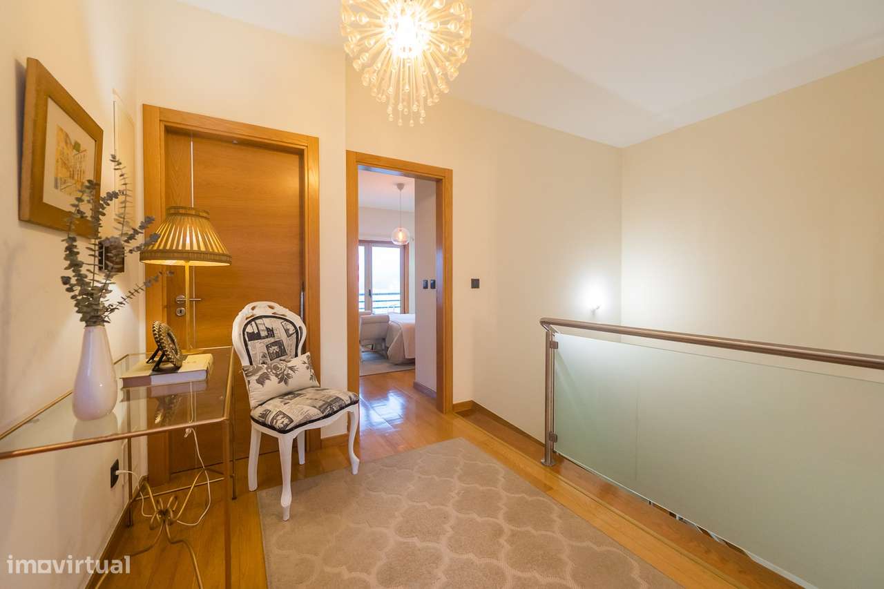 Moradia T-4+1 em Agualva Cacém-38