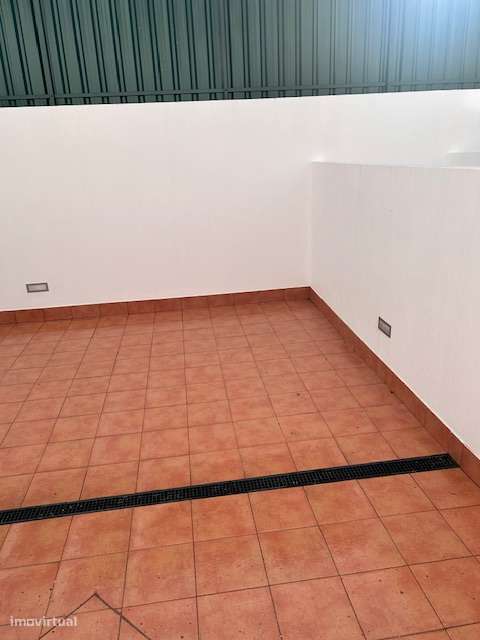 T1 COM QUINTAL EM SETUBAL TODO REMODELADO JUNTO À PRAÇA DE TOUROS - Grande imagem: 4/8