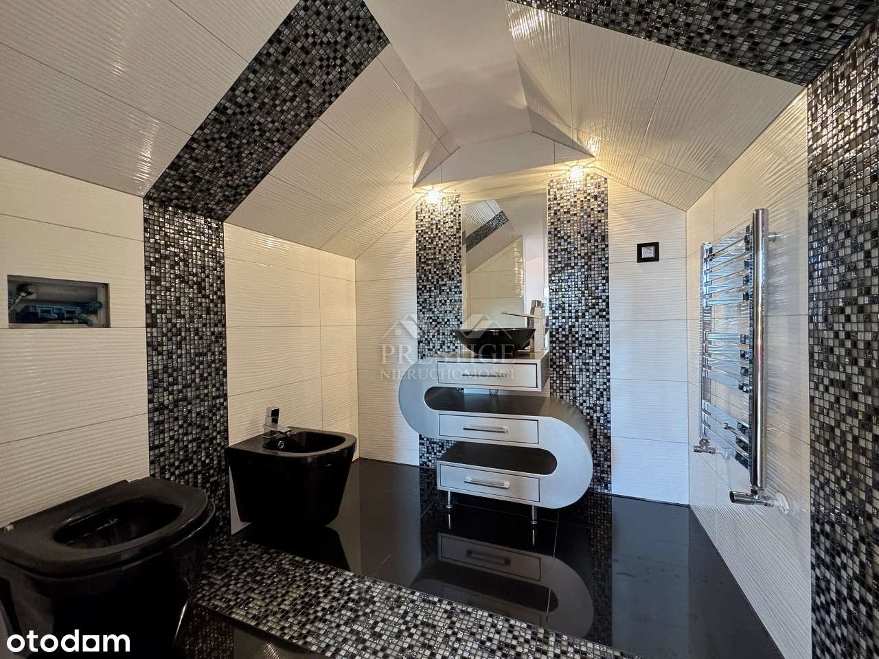 Dwa domy, siedlisko ze stawem i halą, wśród lasu-14