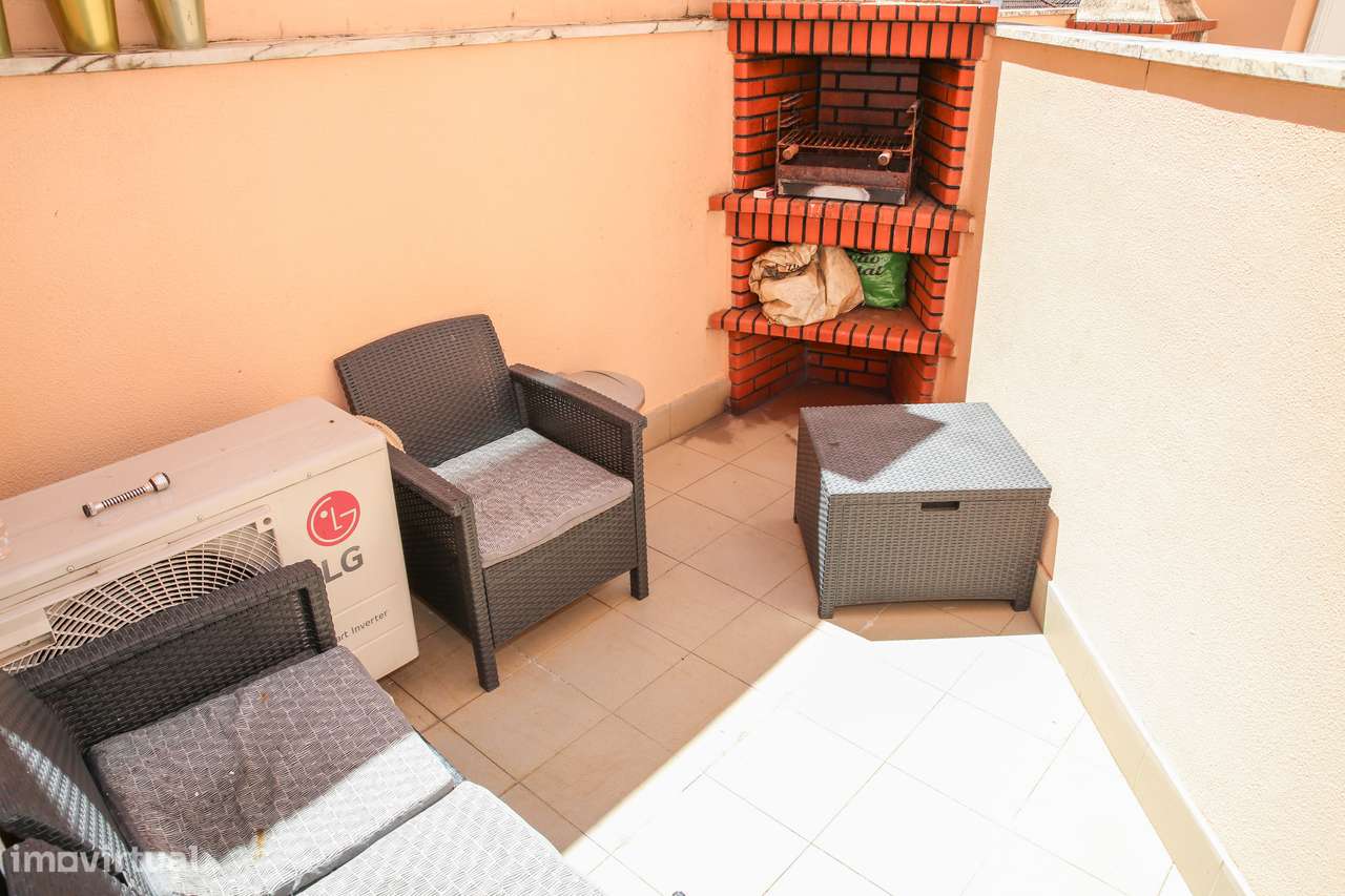 Fantástico Apartamento T3 com terraço e 2 lugares de garagem-15