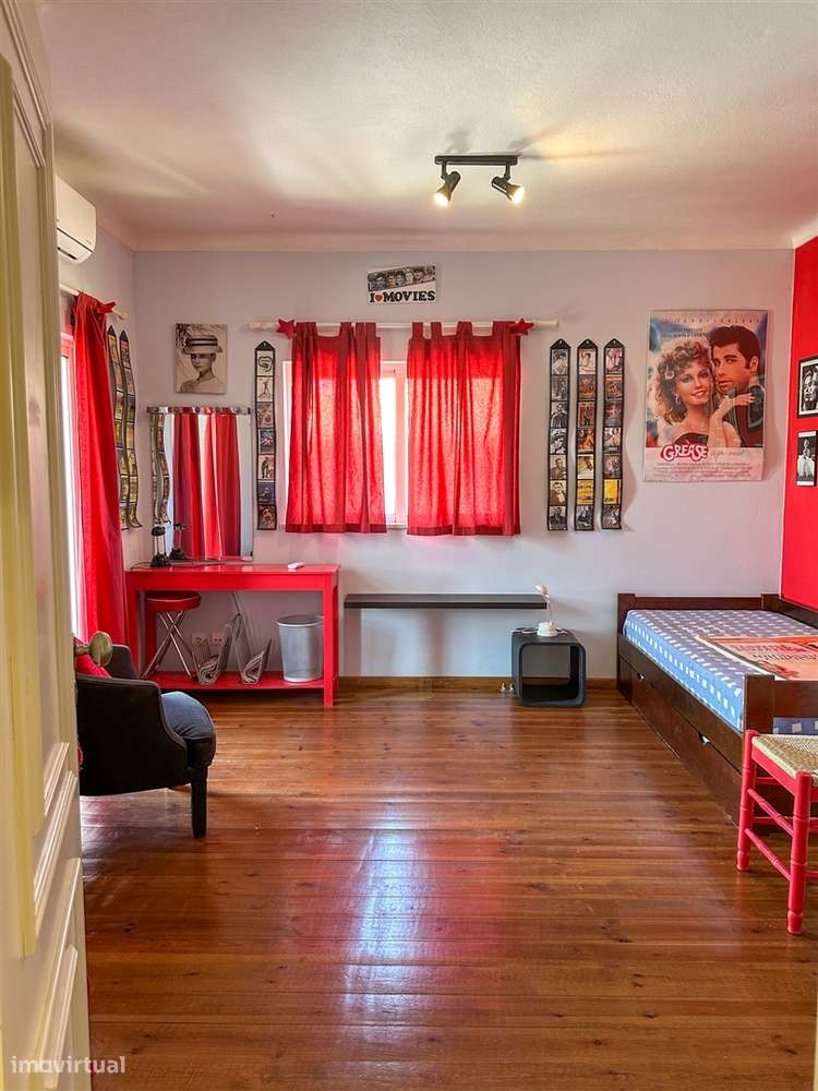 Moradia T5 com piscina e jardim a poucos metros da Praia do Alemão – A-57