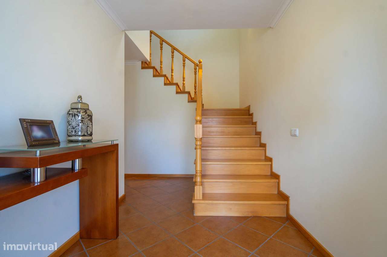 Moradia T4 de dois pisos, com cave, garagem, vidros duplos, jardim e l - Grande imagem: 4/36