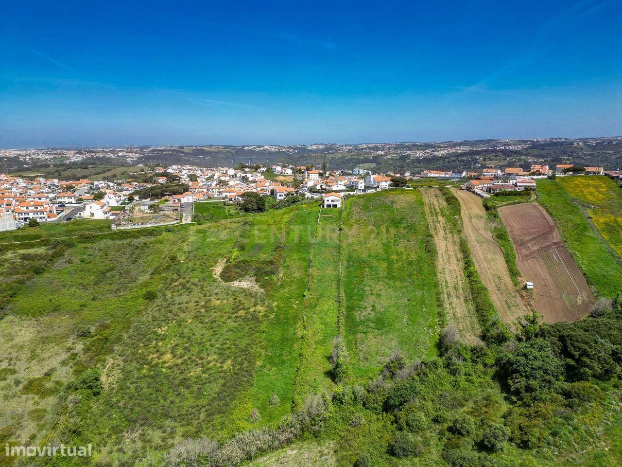 Moradia com Terreno Amplo e Vista Mar na Carvoeira-18