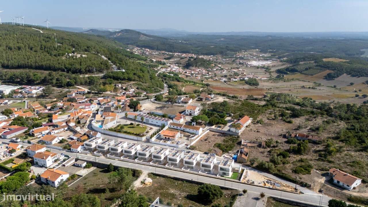 Moradias de Luxo Junto ao Muro da Real Estrada D. Maria I-35