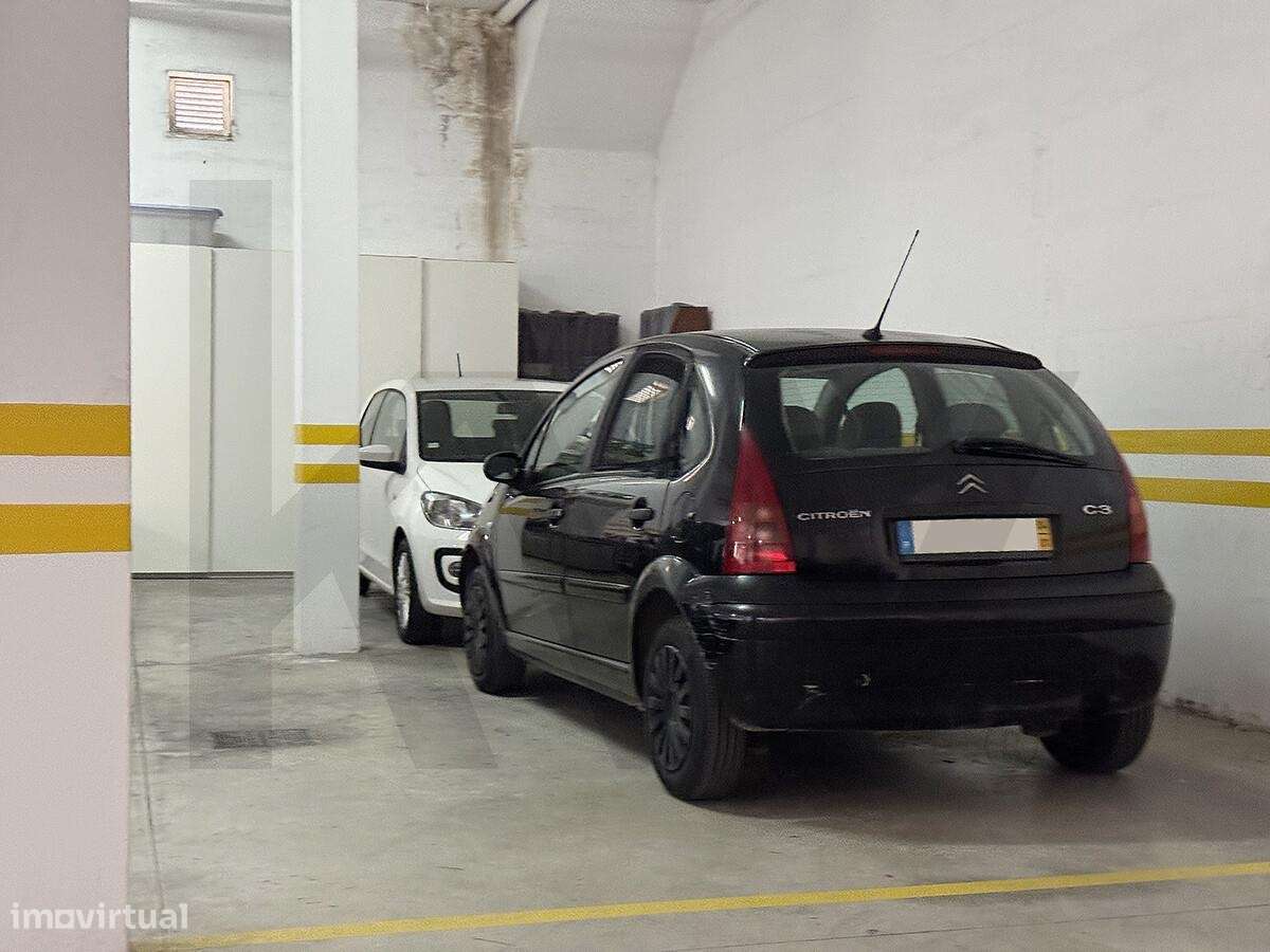 T1 junto à Praia de São Julião | 70 m2 + 42 m2 de pátio | Garagem para-24