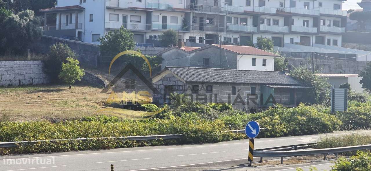 Moradia para restauro e terreno industrial com mais de 4000m²-7