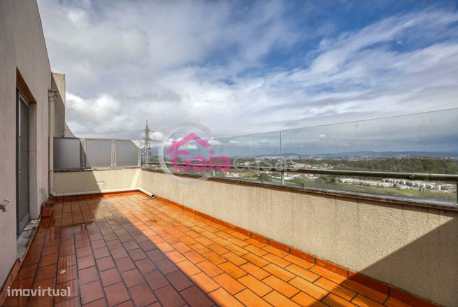 Apartamento T4 Duplex condomínio reservado 2 lugares garagem arrumos-17