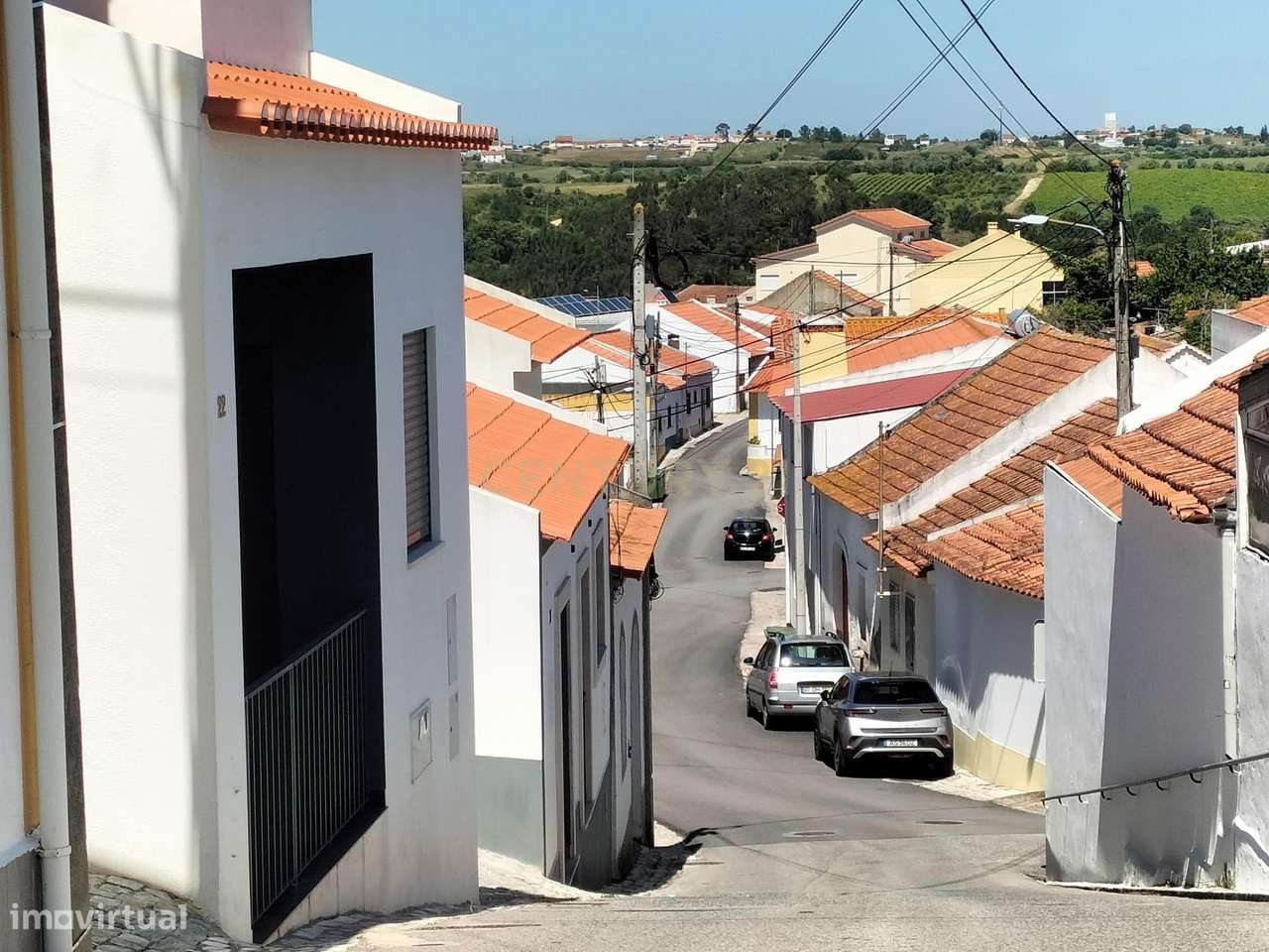 Moradia T2 a estrear, com logradouro, em Vale do Paraíso-17