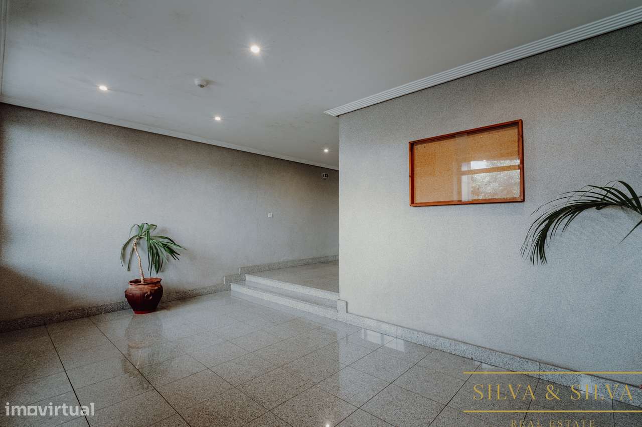Apartamento T2+1 com garagem  no centro de Canelas-32