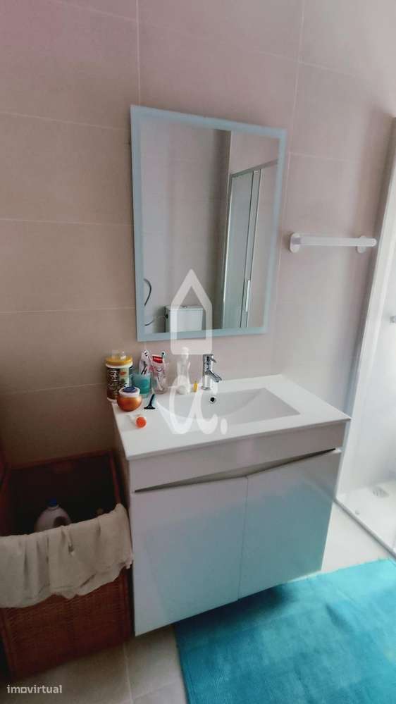 Apartamento remodelado com  2 quartos no rés-do-chão, localizado na Pr-9