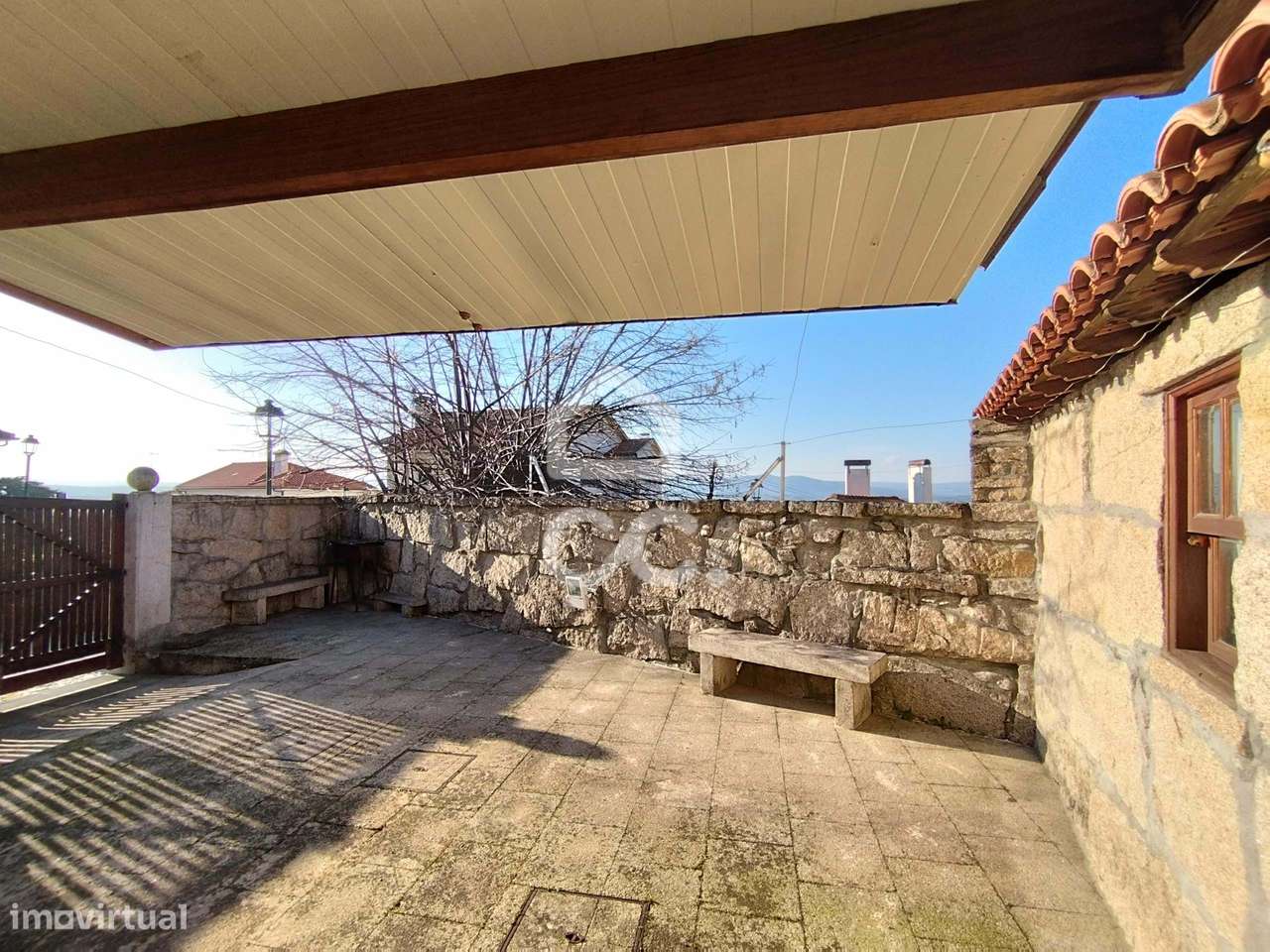 Moradia em pedra, com res do chão e primero andar num vila mediaeval-13