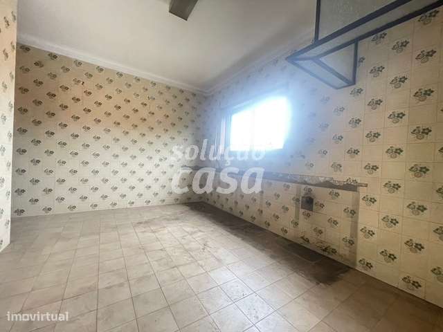 Moradia Isolada T4 para REMODELAR, com 2860m2 de Terreno!-12