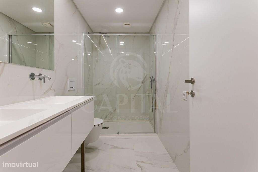 Apartamento T5 Duplex Exclusivo em Primeira Linha de Mar-24