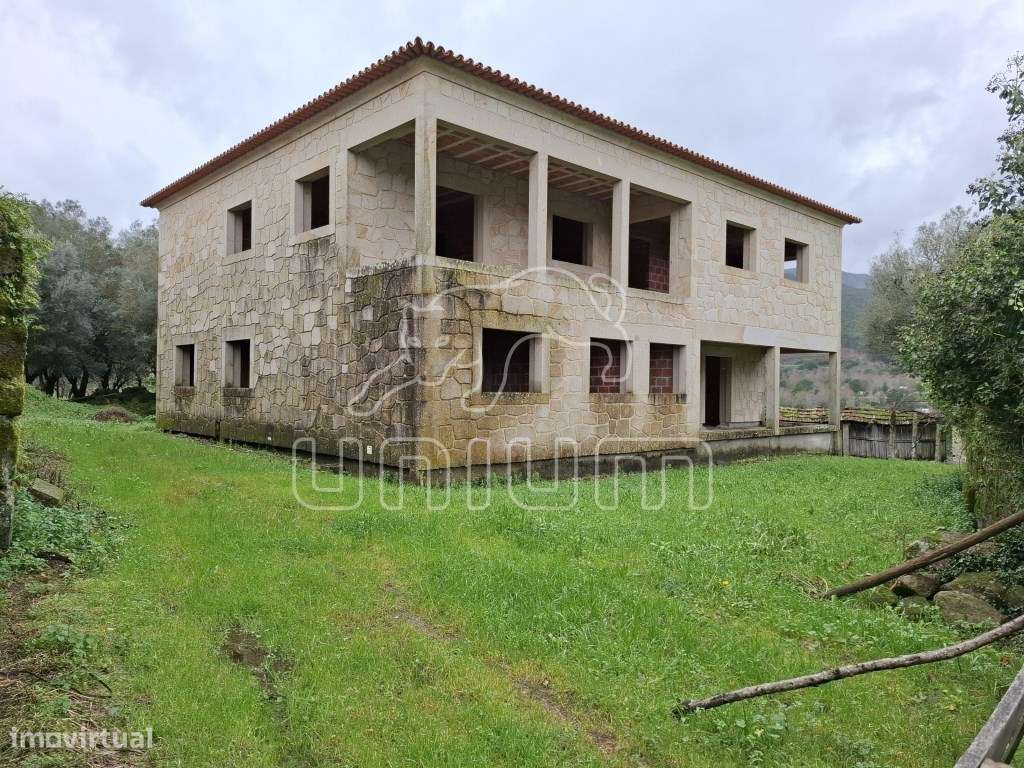 Moradia em pedra T4 - São Pedro Arcos-5