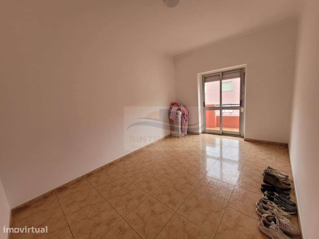 T2 pronto habitar, perto da estação de comboio com duas varandas em...-10